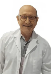 Il Prof. Renato Iappelli Coppedè, con occhiali e camice bianco, sorride alla telecamera su uno sfondo bianco, in rappresentanza del Medical Hub di Roma.