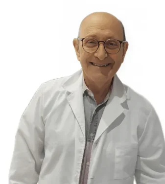 Il Prof. Renato Iappelli Coppedè, con occhiali e camice bianco, sorride alla telecamera su uno sfondo bianco, in rappresentanza del Medical Hub di Roma.